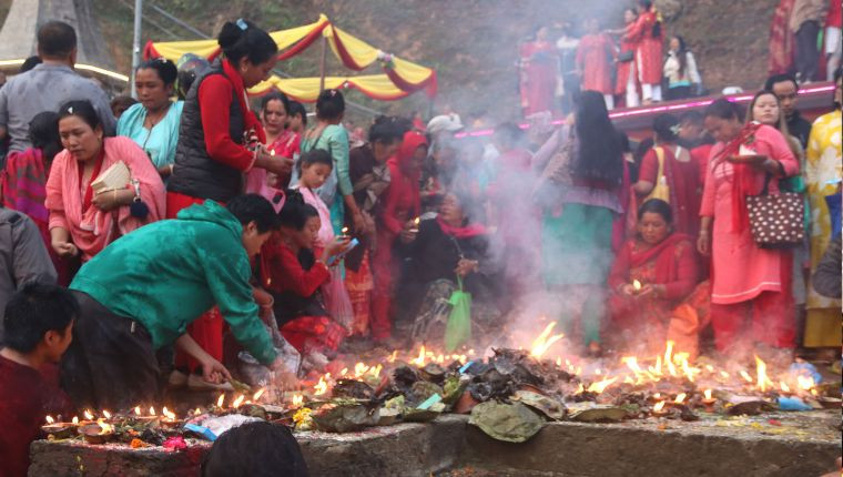 मातातीर्थमा भक्तजन (फोटो फिचर)